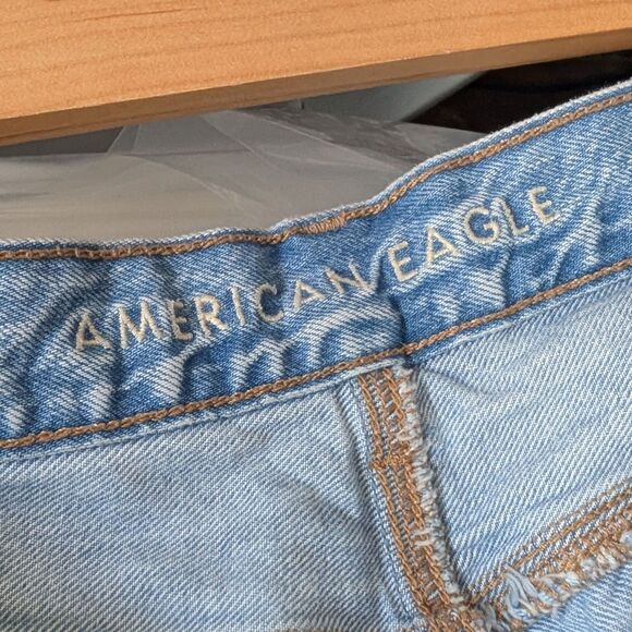 American Eagle Mom Jeans High Rise Distressed Thrashed Denim Bleach Dye Size 6 - Picture 12 of 13